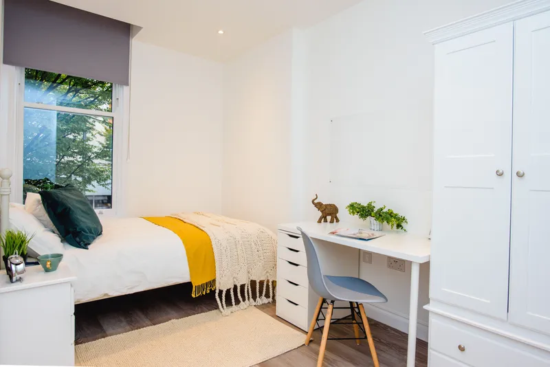 Lister Gate // 5 Bedroom // Bills Included - Image 3